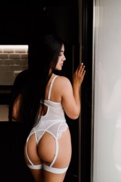 LAURA UN MISTERIO CON TACONES