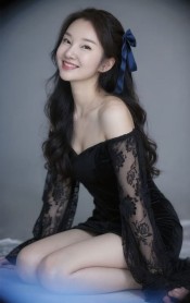 亚洲女孩说一切都说了。