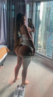 LATINA CON CURVAS Y DESEO ARDIENTE