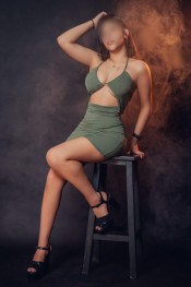 SOY UNA BOMBA EXPLOSIVA VEN Y DISFRUTEMOS JUNTOS