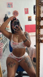 TATUADA DE CULO Y TETAS GRANDE