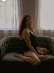 MUÑECA HERMOSA LISTA PARA TI EN LA CAMA