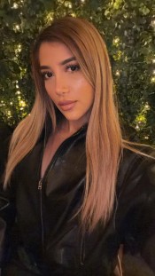 RUBIA DE FINAS CURVAS COMEME CON BRAGUITAS