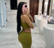 BUSCAS UNA CHICA GOLOSA. AQUÍ TIENES UNA.