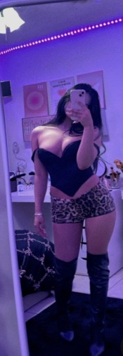 LATINA SEXY Y DECIDIDA EN NOU BARRIS