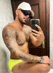 LEANDRO VERSÁTIL CON LA POLLA CARGADITA PARA TI