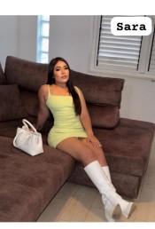FOTO REAL UNA CHICA ASIáTICA HACE UNA BREVE PARADA EN VALENCIA .642335863