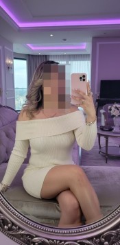 MUJER TRAVIESA CACHONDA  EN PLAYA FIGUERETAS