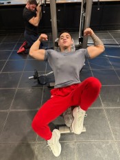 NOVEDAD ELEGANTE HOMBRE ESCORT COLOMBIANO EN BARCELONA