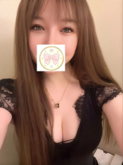 VARIAS MUJERES ASIáTICAS GUAPAS ESPERAN CON ILUSIó