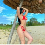 MUJER SEXY ESTILIZADA CON UNAS PIERNAS LARGAS E INTERMINABLES.FOTOS CASERAS