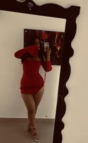 KARINA JUGUETONA