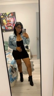 UNA JOVEN DULCE Y CARIÑOSA