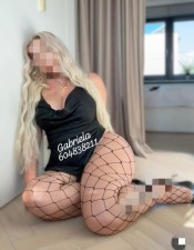 LATINA CON CURVAS DE SUEÑO IMPLICADA EN LA RODA