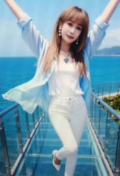 两个来自亚洲的新女孩可以接受这一切。