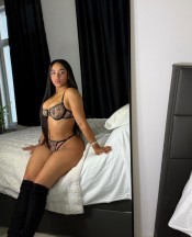 NINFÓMANA Y SEXY MUY CALIENTE CON GRANDES SENOS Y CULO PARA TI