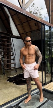 HOMBRE  VARONIL COMPLACIENTE DISPUESTO AL PLACER