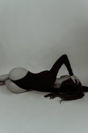 UNA BOMBONCITA, PARA CHUPARTE LOS DEDOS.