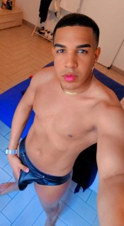 MASAJISTA  VERSáTIL MAS ACTIVO , CHICO JOVEN XXL LECHERO