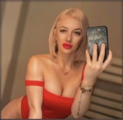 UNA RUBIA ENCANTADORA Y PICANTE