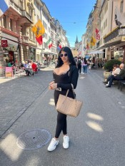 NICOLE – MORENA ALTA Y ELEGANTE
