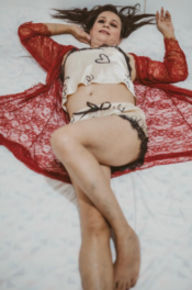 CHICA TRAS POLLONA Y MUY COMPLACIENTE VEN A DISFRUTAR