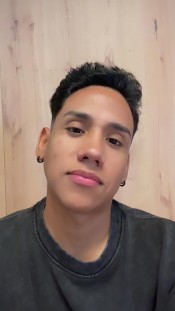 ENCANTADOR, DIVERTIDO Y DISCRETO