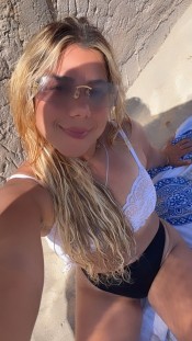 DéVORA  RUBIA RECIéN LLEGADA A LA ISLA