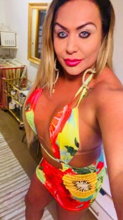 TRANS RUBIA LECHERA, FIESTERA Y VERSÁTIL 24/7