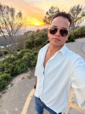 ISSAC NOVEDAD ELEGANTE, CERCANO Y CON MUCHA PRESENCIA