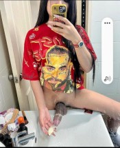 NIñATA BIEN CACHONDA Y CON LA POLLA BIEN DURA!!