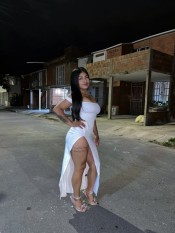 UNA HERMOSA NIñA EN TU ISLA RECIEN LLEGADA