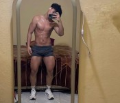 CHICO  LATINO DE PASO EN LA CIUDAD