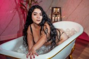 PEQUEÑA PERO TRAVIESA - COLOMBIANA EN SANTURCE