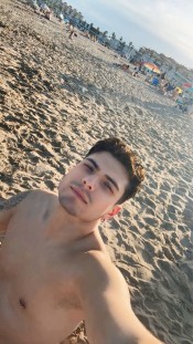 LATINO COLOMBIANO RECIEN LLEGADO A VALENCIA