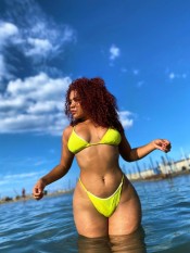 MORENA MORBOSA, FIESTERA Y COMPLACIENTE