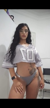 LATINA TRAVIESA Y DE CUERPO ESBELTO