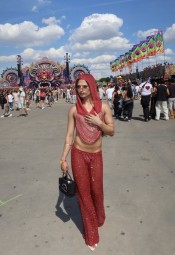 LA REINA DE IBIZA-MORENA PIEL BRONCEADA-PIDE POLLA-PASIVA-SEXY Y FEMENINA