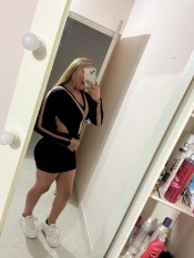 UNA CHICA LATINA CARIñOSA FIESTERA
