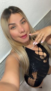 DéVORA  RUBIA RECIéN LLEGADA A LA ISLA