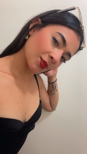 AMANDA JOVEN LATINA DE REGRESO