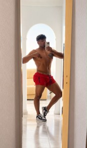 ADRIÁN JOVEN Y DISCRETO