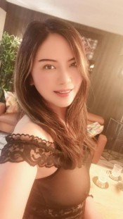 亚洲女孩接受任何东西。（PANG