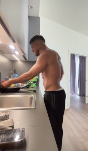 LATINO MUSCULOSO