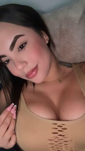 614538464 UNA HERMOSA Y ATENTA MUJER EN LA LAGUNA