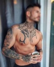CHICO LATINO DE COMPAñíA COMPLACIENTE
