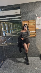 ABRIL 24 AÑOS — VENEZOLANA EN SALOU