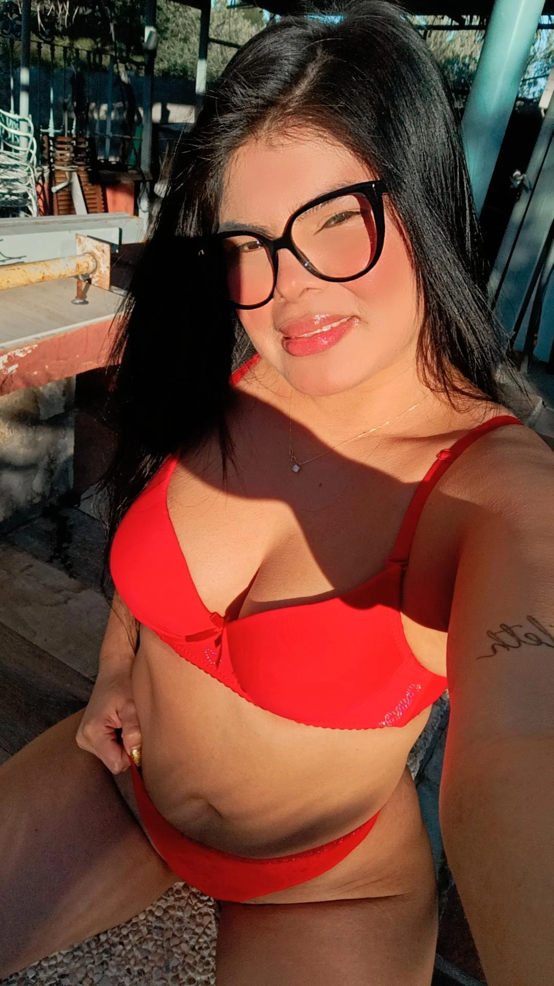 REGINA, LA DIOSA SEDUCTORA GUAPÍSIMA Y FIESTERA