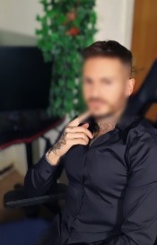 CHICO LATINO DE COMPAñíA COMPLACIENTE