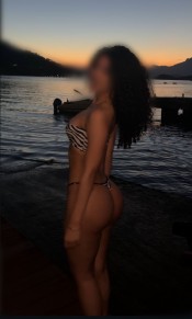 MUJER ALTA CON CUERPO ESBELTO DE MODELO Y SEXUAL COLOR TRIGUEÑA
